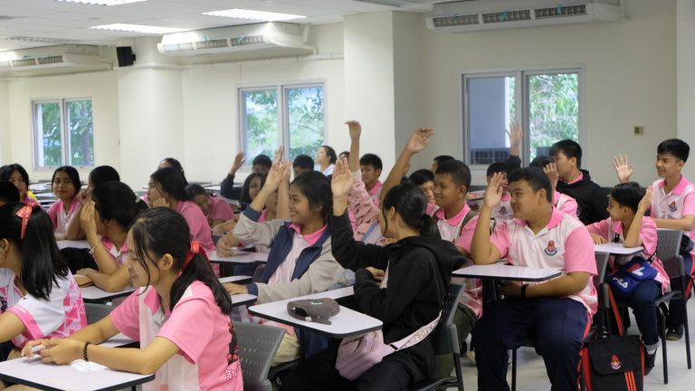 คณะเทคโนโลยีและสิ่งแวดล้อม จัดกิจกรรมภายใต้โครงการส่งเสริมทักษะด้านคณิตศาสตร์ วิทยาศาสตร์ และเทคโนโลยี สำหรับนักเรียนระดับชั้นมัธยมศึกษาตอนต้น โรงเรียนห้วยยอด