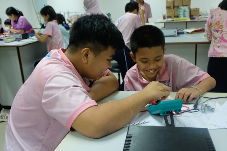 คณะเทคโนโลยีและสิ่งแวดล้อม จัดโครงการอบรมเชิงปฏิบัติการอิเล็กทรอนิกส์เบื้องต้น โรงเรียนอนุบาลภูเก็ต