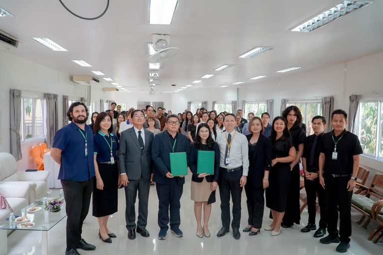 คณะเทคโนโลยีและสิ่งแวดล้อม จับมือโรงเรียนขจรเกียรติศึกษา ลงนามความร่วมมือทางวิชาการ พัฒนาหลักสูตรวิจัยเชิงนวัตกรรมด้วย AI