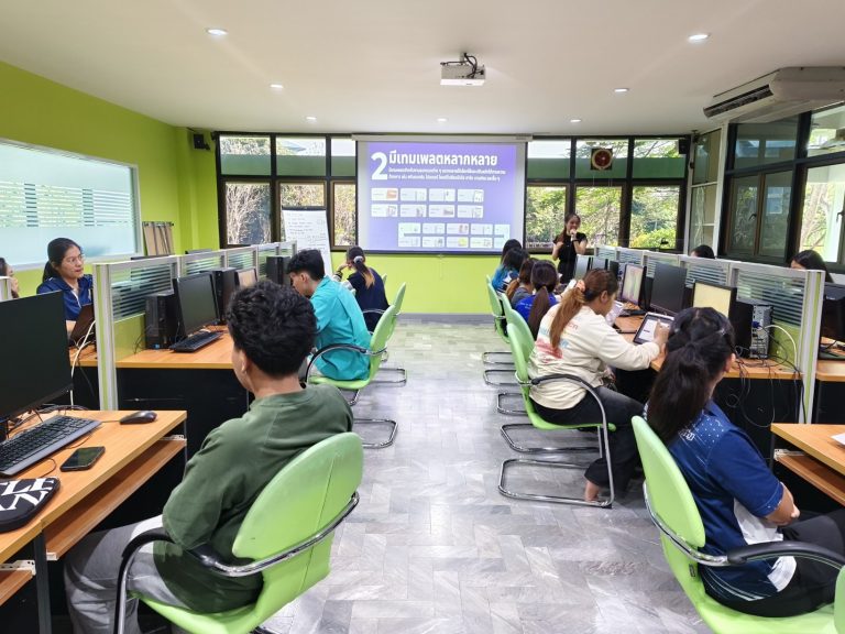 ภาพบรรยากาศโครงการอบรมการใช้โปรแกรมคอมพิวเตอร์ที่จำเป็นสำหรับนักศึกษา คณะเทคโนโลยีและสิ่งแวดล้อม ในหัวข้อ “ โปรแกรม Infographic/CANVA ”