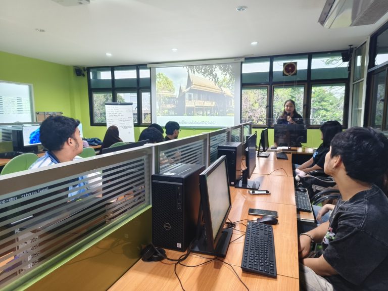 ภาพบรรยากาศ โครงการอบรมการใช้โปรแกรมคอมพิวเตอร์ที่จำเป็นสำหรับนักศึกษา คณะเทคโนโลยีและสิ่งแวดล้อม ในหัวข้อ “โปรแกรม Microsoft PowerPoint”