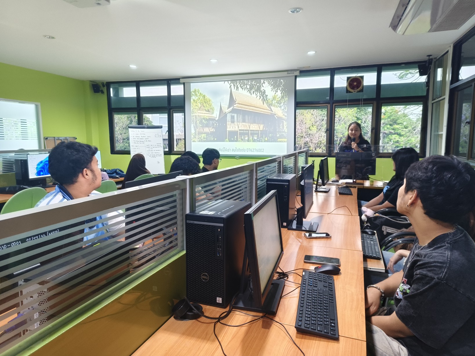 ภาพบรรยากาศ โครงการอบรมการใช้โปรแกรมคอมพิวเตอร์ที่จำเป็นสำหรับนักศึกษา คณะเทคโนโลยีและสิ่งแวดล้อม ในหัวข้อ “โปรแกรม Microsoft PowerPoint”