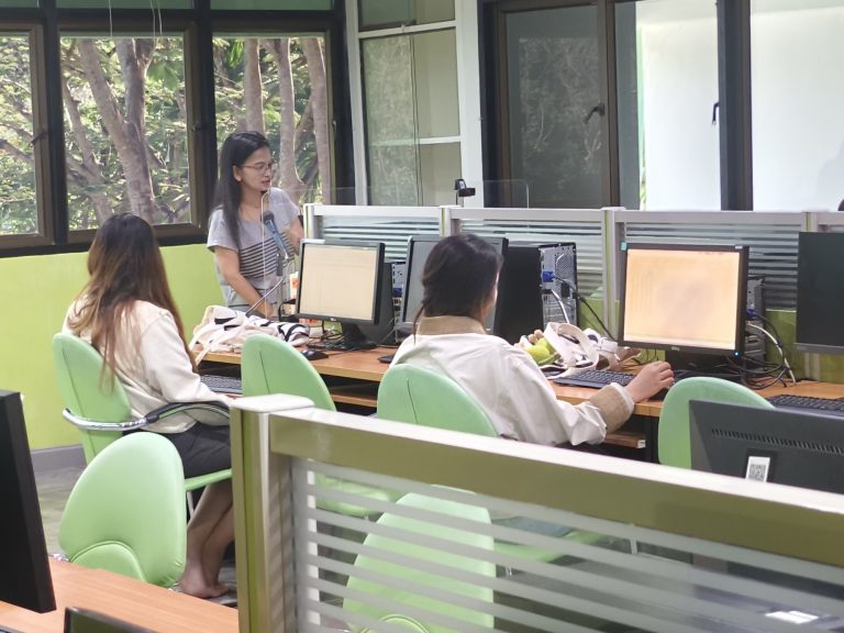 ภาพบรรยากาศ โครงการอบรมการใช้โปรแกรมคอมพิวเตอร์ที่จำเป็นสำหรับนักศึกษา คณะเทคโนโลยีและสิ่งแวดล้อม ในหัวข้อ “โปรแกรมการคำนวณทางสถิติ (โปรแกรม Excel) ครั้งที่ 2”