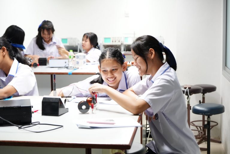 คณะเทคโนโลยีและสิ่งแวดล้อม จัดโครงการค่ายสร้างแรงบันดาลใจในการทำโครงงาน สำหรับนักเรียนโรงเรียนสตรีภูเก็ต