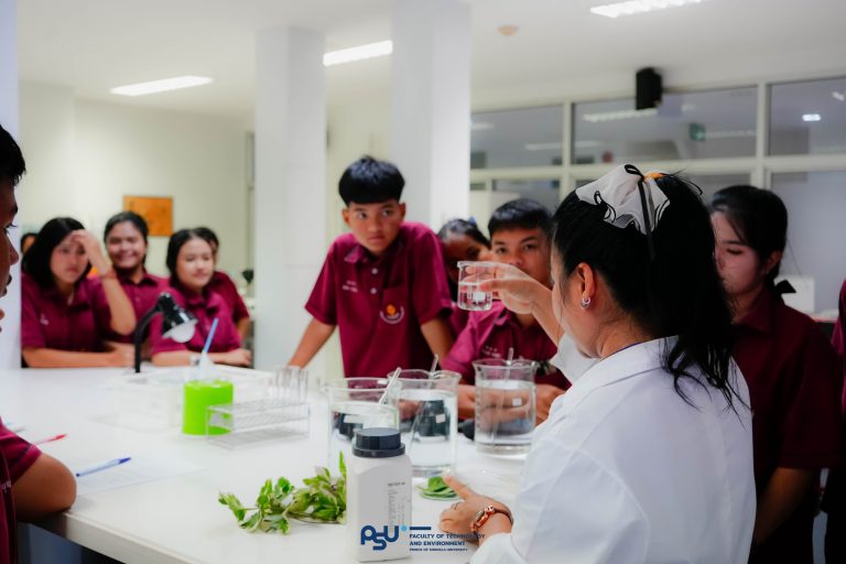 คณะเทคโนโลยีและสิ่งแวดล้อม จัดโครงการพัฒนาทักษะวิทยาศาสตร์เชิงปฏิบัติการ ให้กับโรงเรียนวังวิเศษ จ.ตรัง
